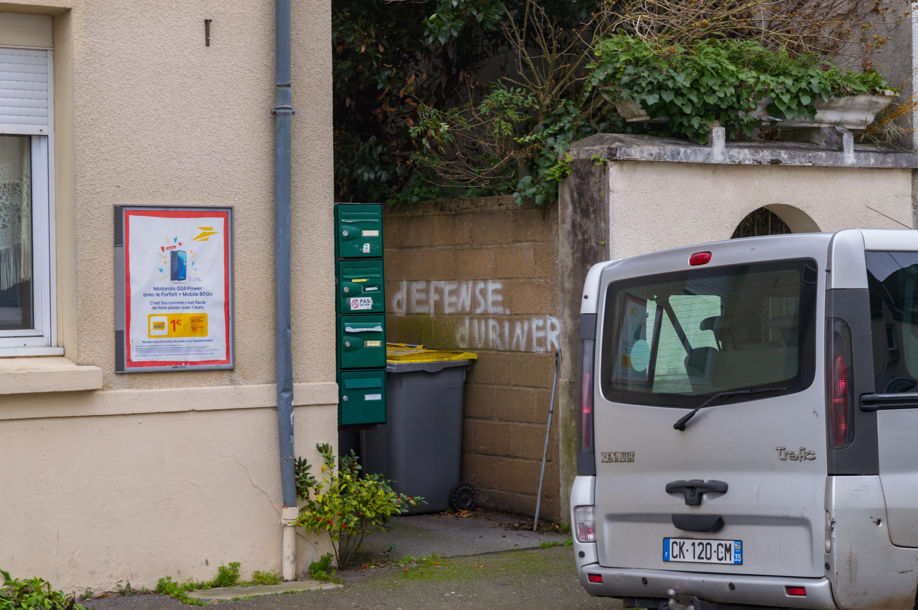 "DEFENSE D'URINER" ("PISSING PROHIBITED") graffiti