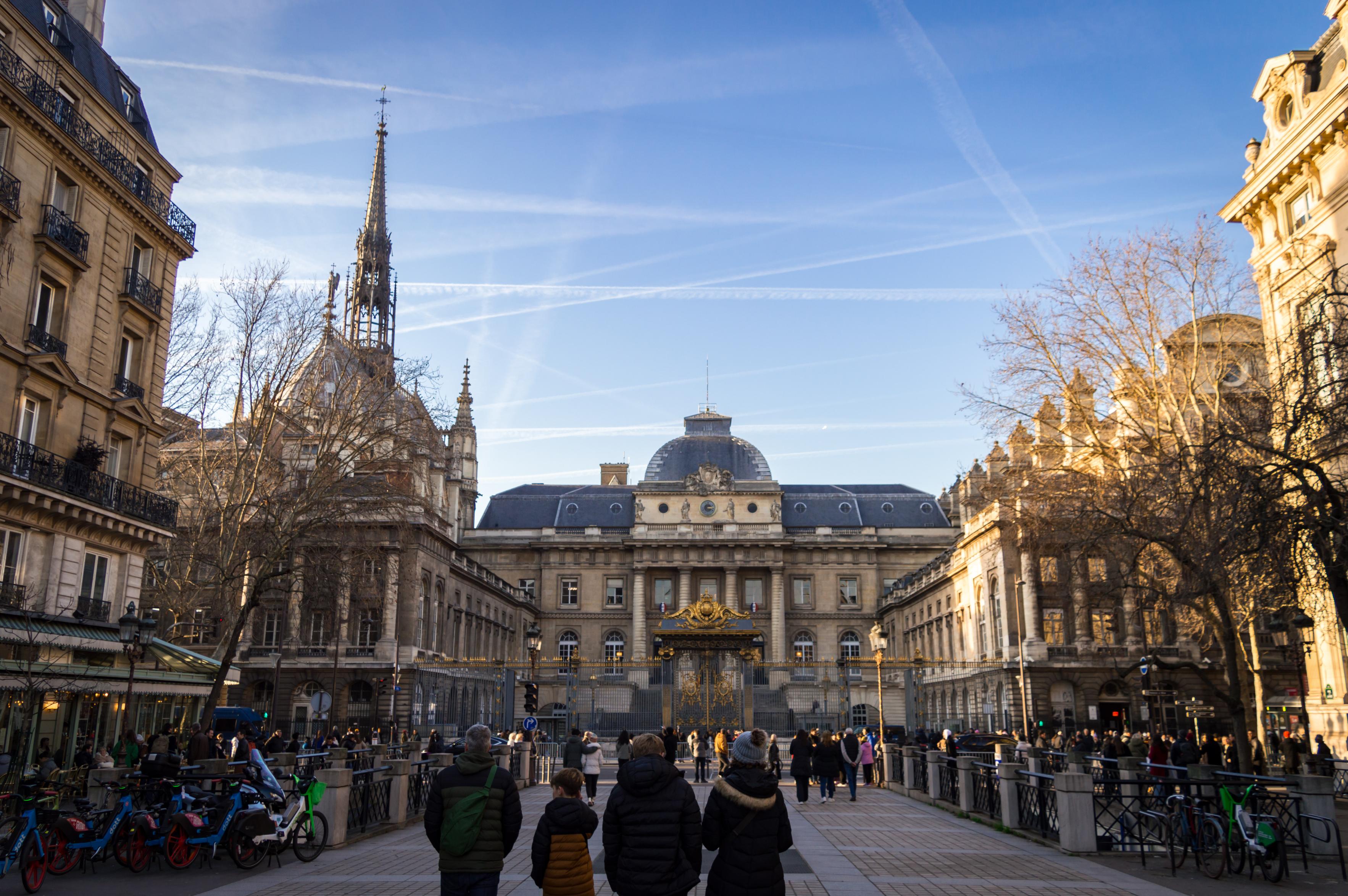 Palace of Justice and Sainte-Chapelle visible on the left