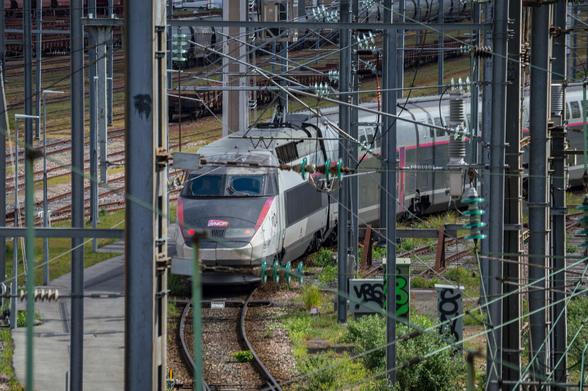 Read power car of a TGV Réseau Duplex departing from the Rennes train station. It's unit 612