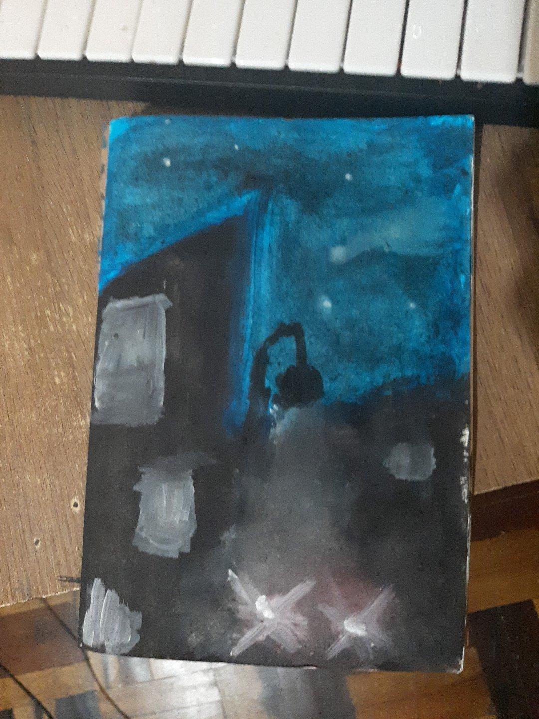 This gouache on paper artwrk is titled Geada em Faróis (Frost in Car Lights). It depicts a street at night time. A deep blue sky with small white stars contrasts against the foreground, wholly composed of black chiaroscuro silhouettes of buldings and a streetlamp, with gray or white highlights. The light of the streetlamp is diffuse as if due to snow or a thick fog. Two lights, implied to belong to a car's headlights, dart through the fog.